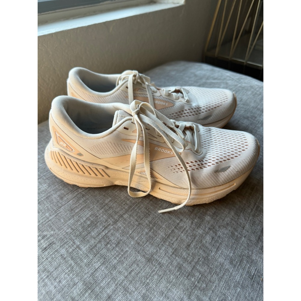 Brooks Adrenaline GTS 23 Womens Running Shoes Size 9 Cream Peach 1203811B259